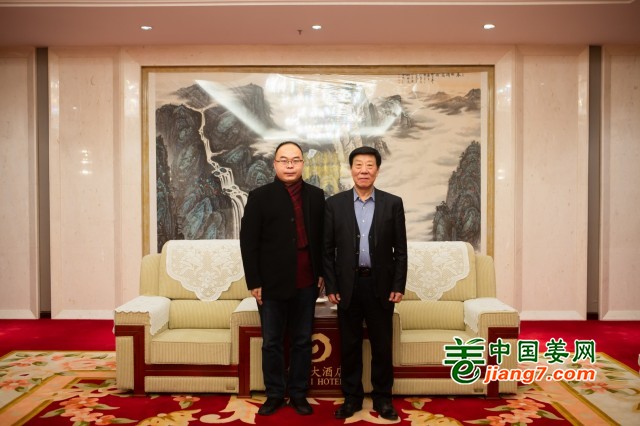 與領(lǐng)導(dǎo)合影 ()