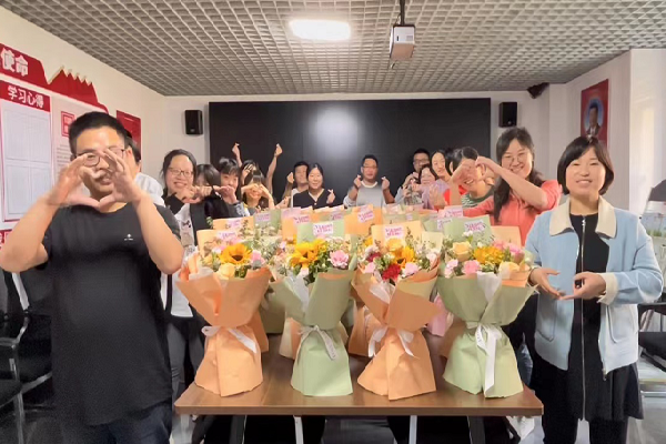 感恩母愛，花傳祝福 ()
